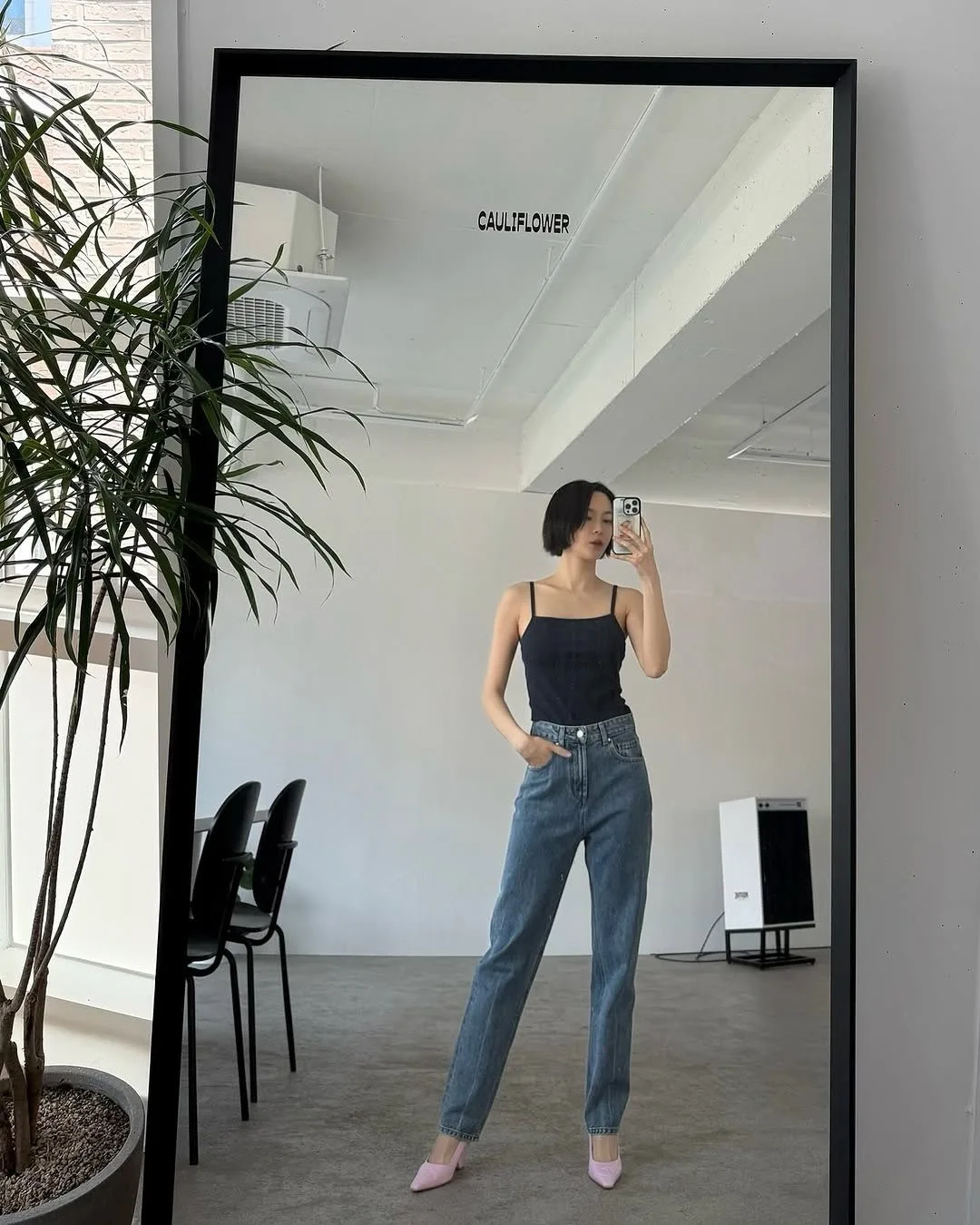 Áo hai dây kết hợp quần jeans ống đứng năng động