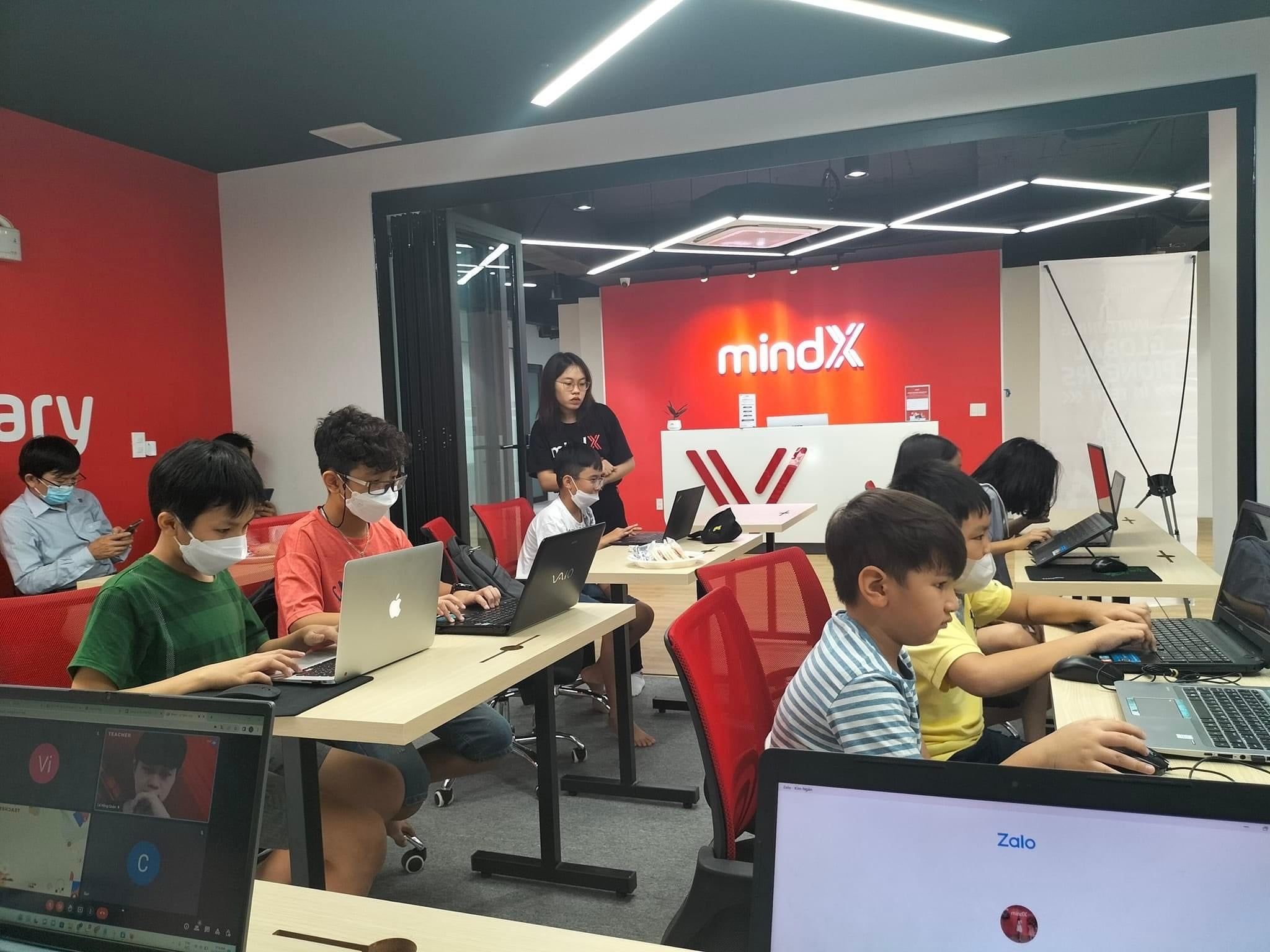 Học viên làm việc nhóm tại MindX