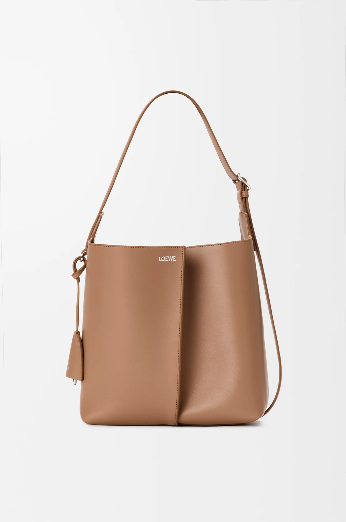 Túi tote Loewe dệt thủ công chất liệu da thuộc sang trọng.