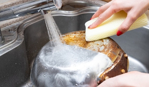 Xử lý nồi inox cháy sém nhanh chóng bằng baking soda và giấm