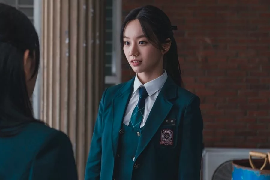 Hyeri trong bộ trang phục học sinh nữ tính