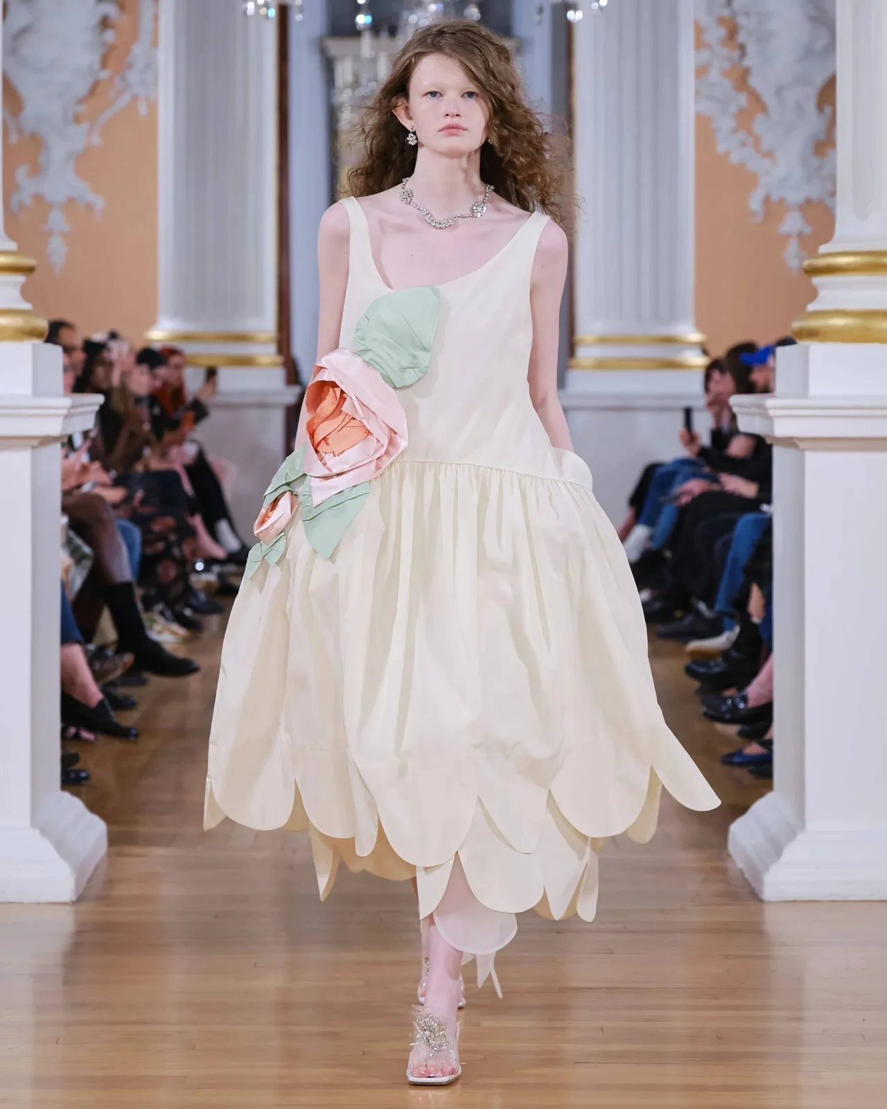 Hoa chưa bao giờ là bài toán khó giải của Simone Rocha