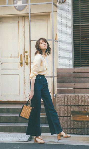 Tạo dáng vừa đi vừa chụp giúp tà quần bay tự nhiên và hạn chế cảm giác gượng gạo