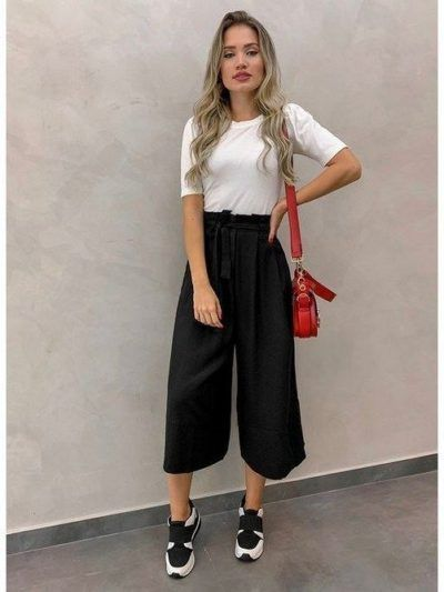 Quần lửng ống rộng màu tối mang lại cảm giác gọn gàng và kín đáo hơn