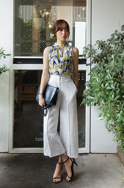 Đứng bắt chéo chân tạo khoảng hở thị giác giúp vóc dáng thon gọn và thanh mảnh