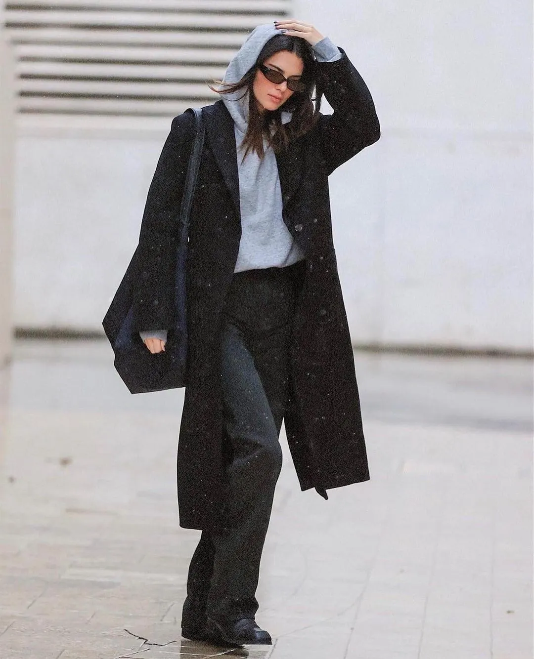 Kendall Jenner diện hoodie phối blazer