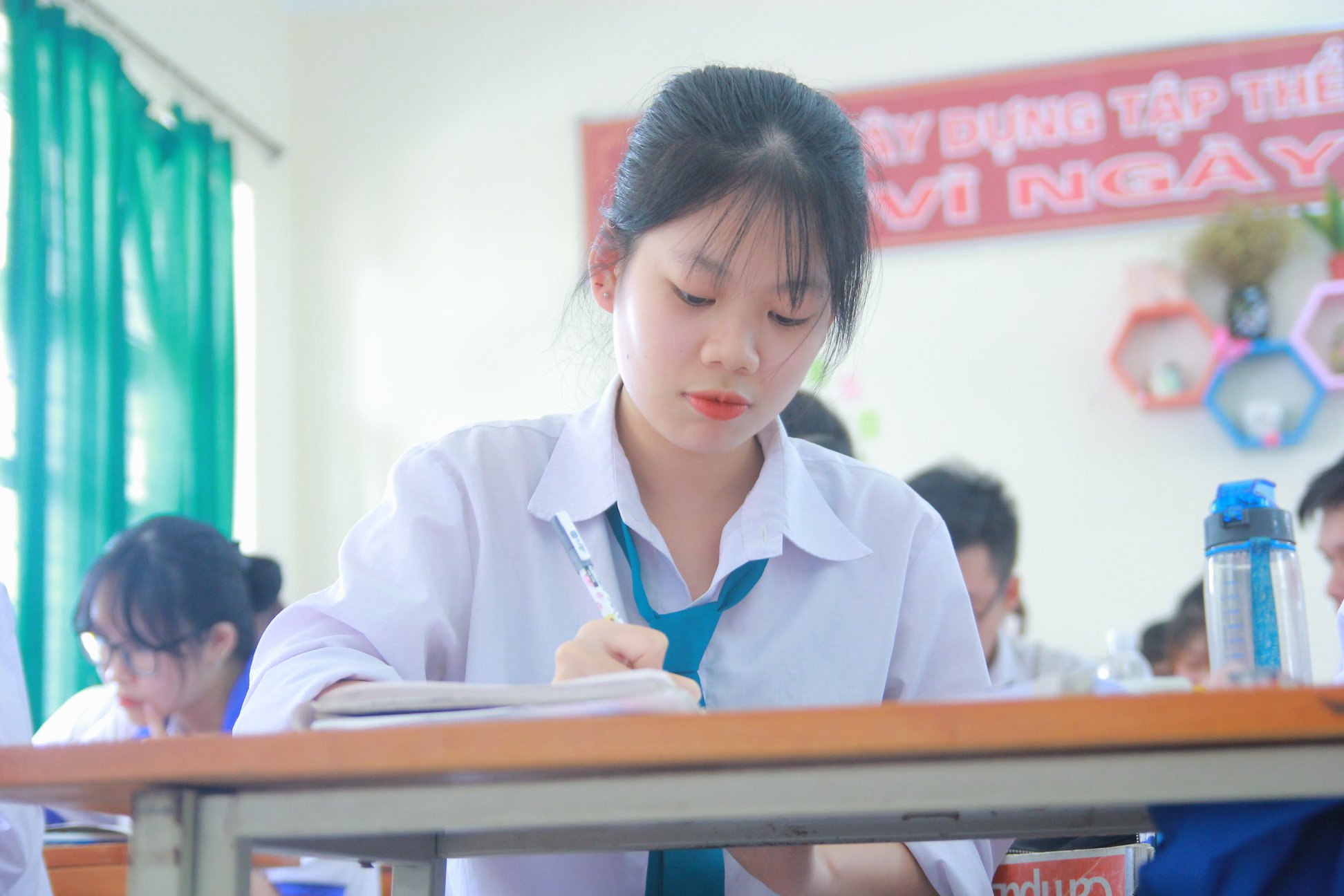 Sinh viên đang ghi chú bài học