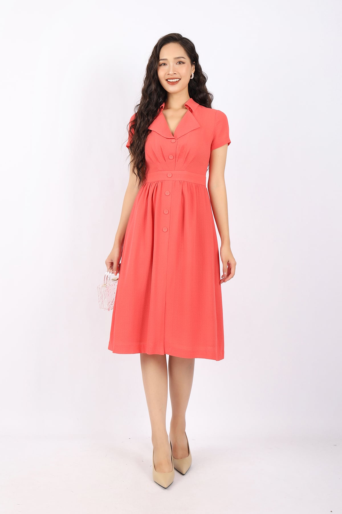 Đầm công sở dáng xòe với đường cổ và chi tiết thân áo tạo điểm nhấn tinh tế