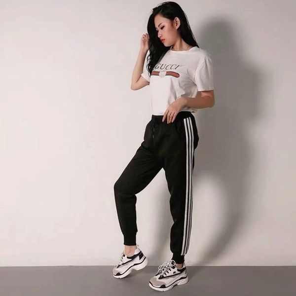 Áo phông regular fit kết hợp jogger tạo tỷ lệ cân đối