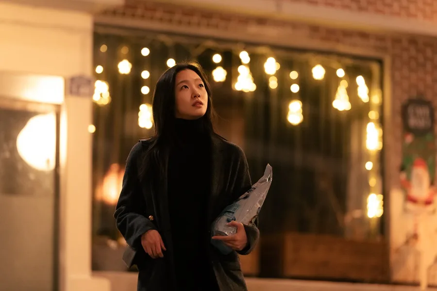 Kim Go Eun diện blazer đen trong đôi bạn học yêu