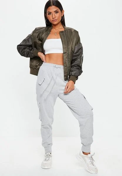 Áo bomber tạo độ phồng cần thiết mà vẫn tôn dáng nhờ nguyên tắc đồng màu