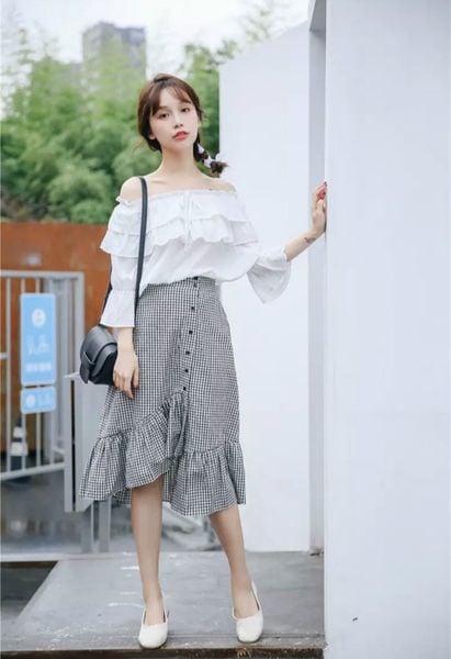 Chân váy đuôi cá phối áo trễ vai tạo vẻ dịu dàng và nữ tính