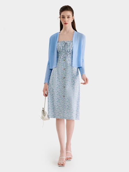 Cardigan kết hợp đầm hoa nhí tạo vẻ thơ ngây