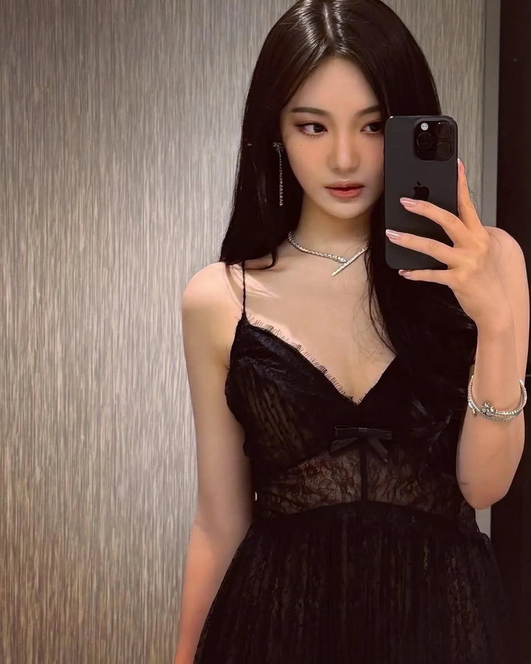 Đầm đen hai dây
