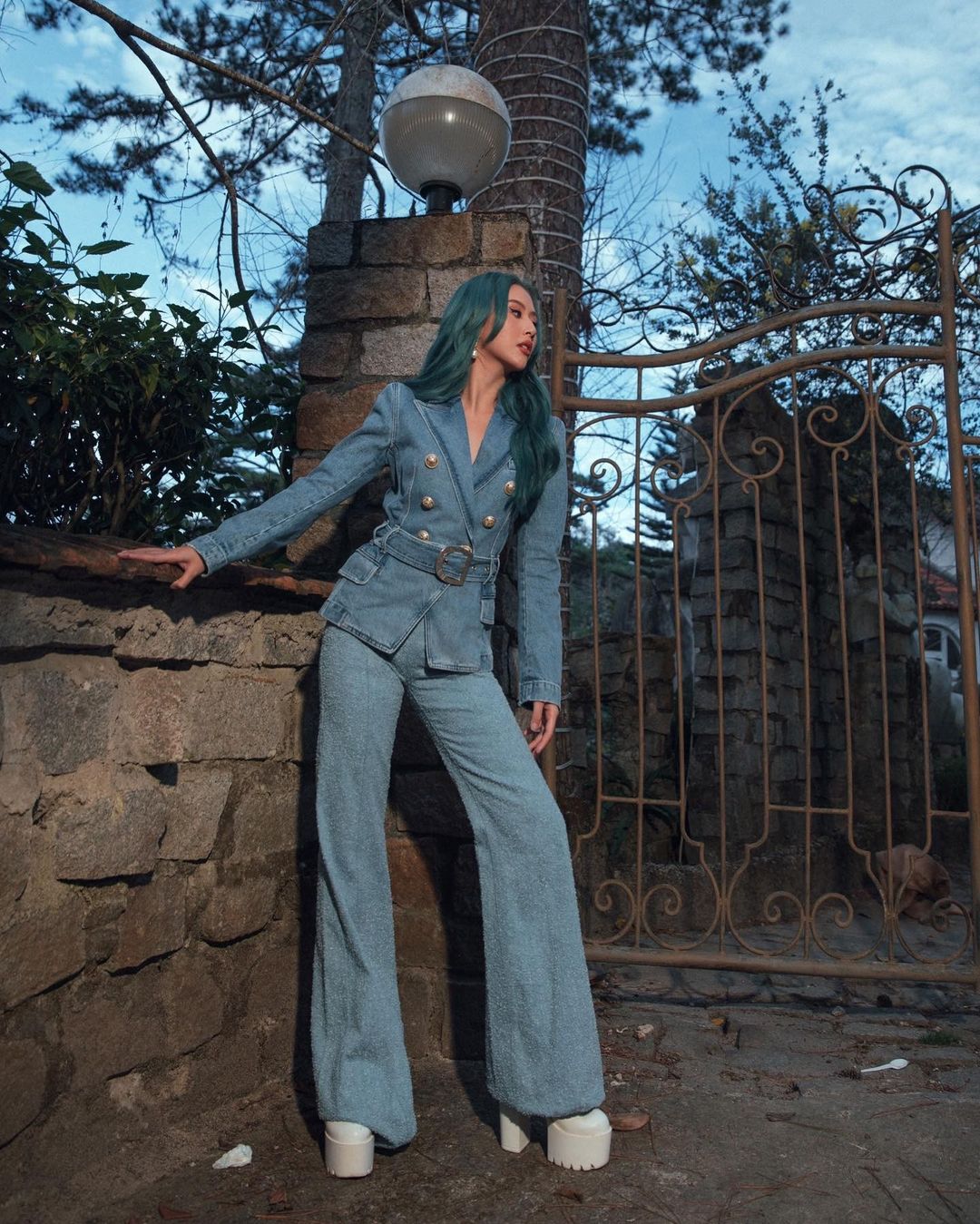 Bật trọn cá tính trong set denim đồng bộ