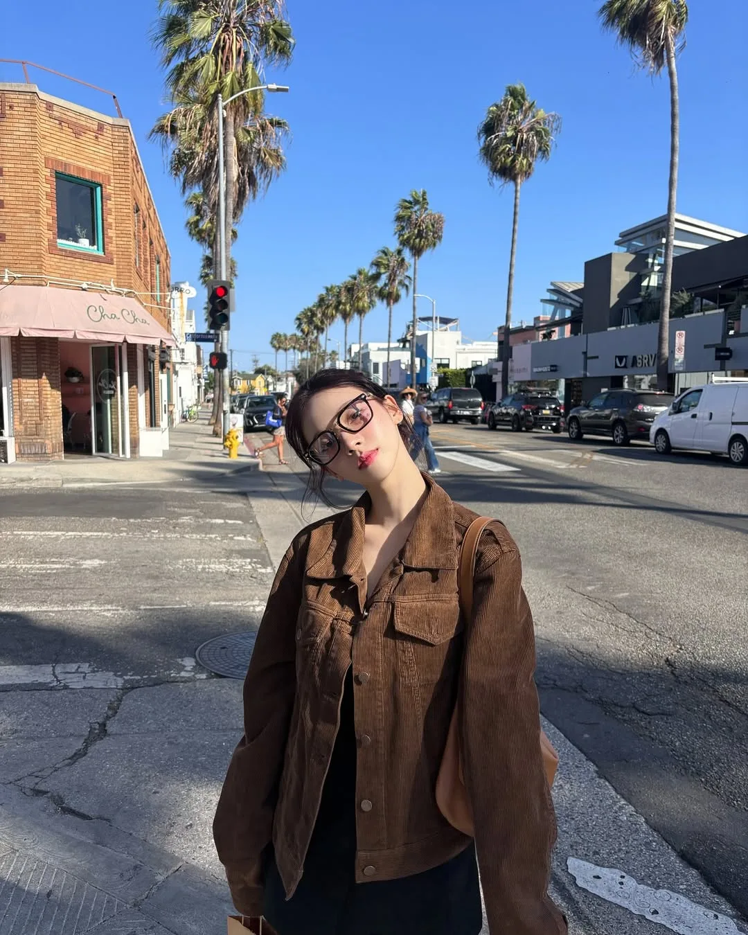 Karina diện phong cách geek-chic