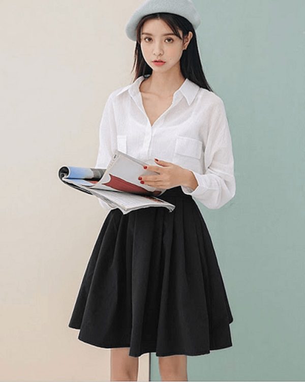 Áo sơ mi trắng và chân váy xòe thanh lịch