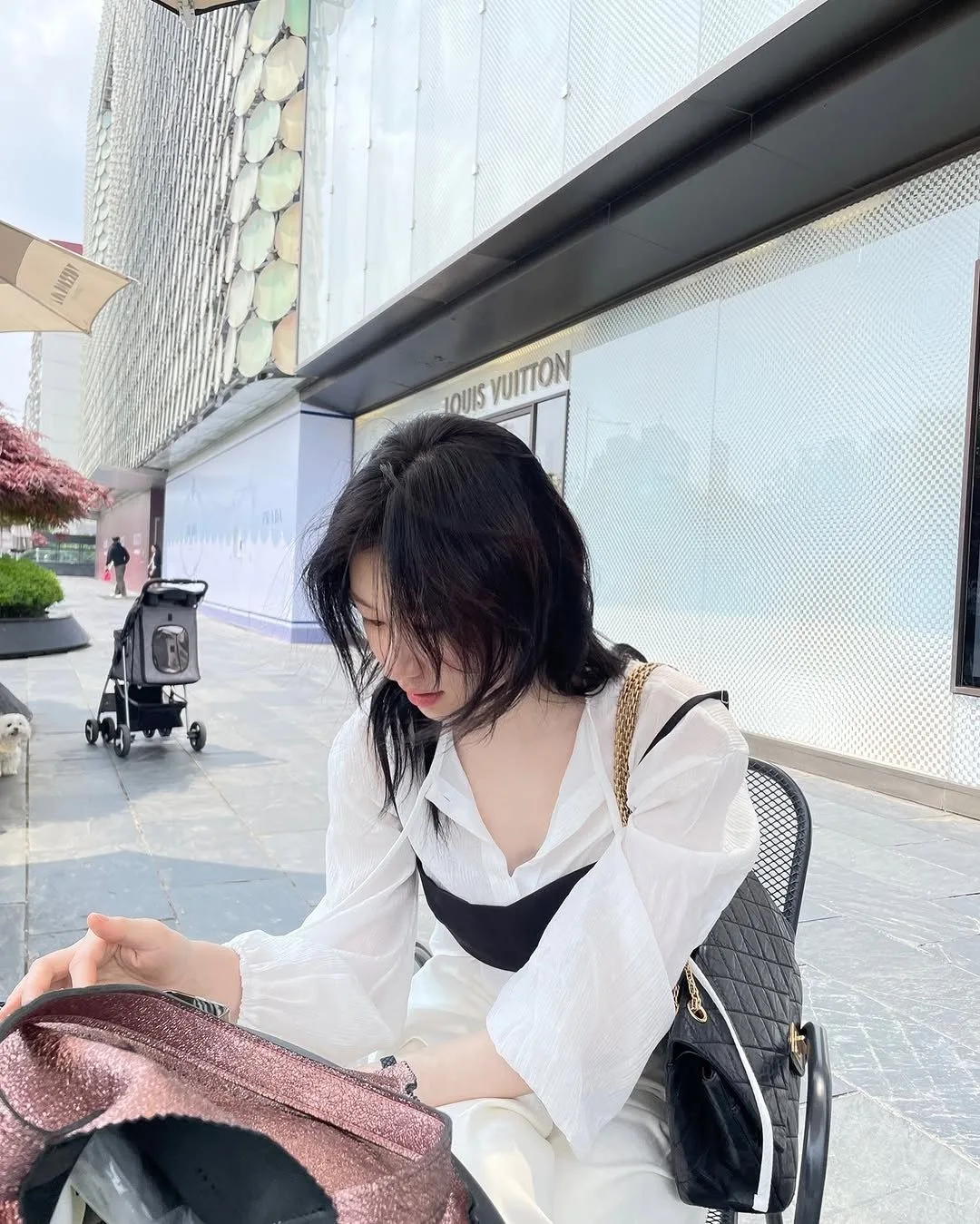 Áo hai dây phối cùng sơ mi xuyên thấu phong cách layering
