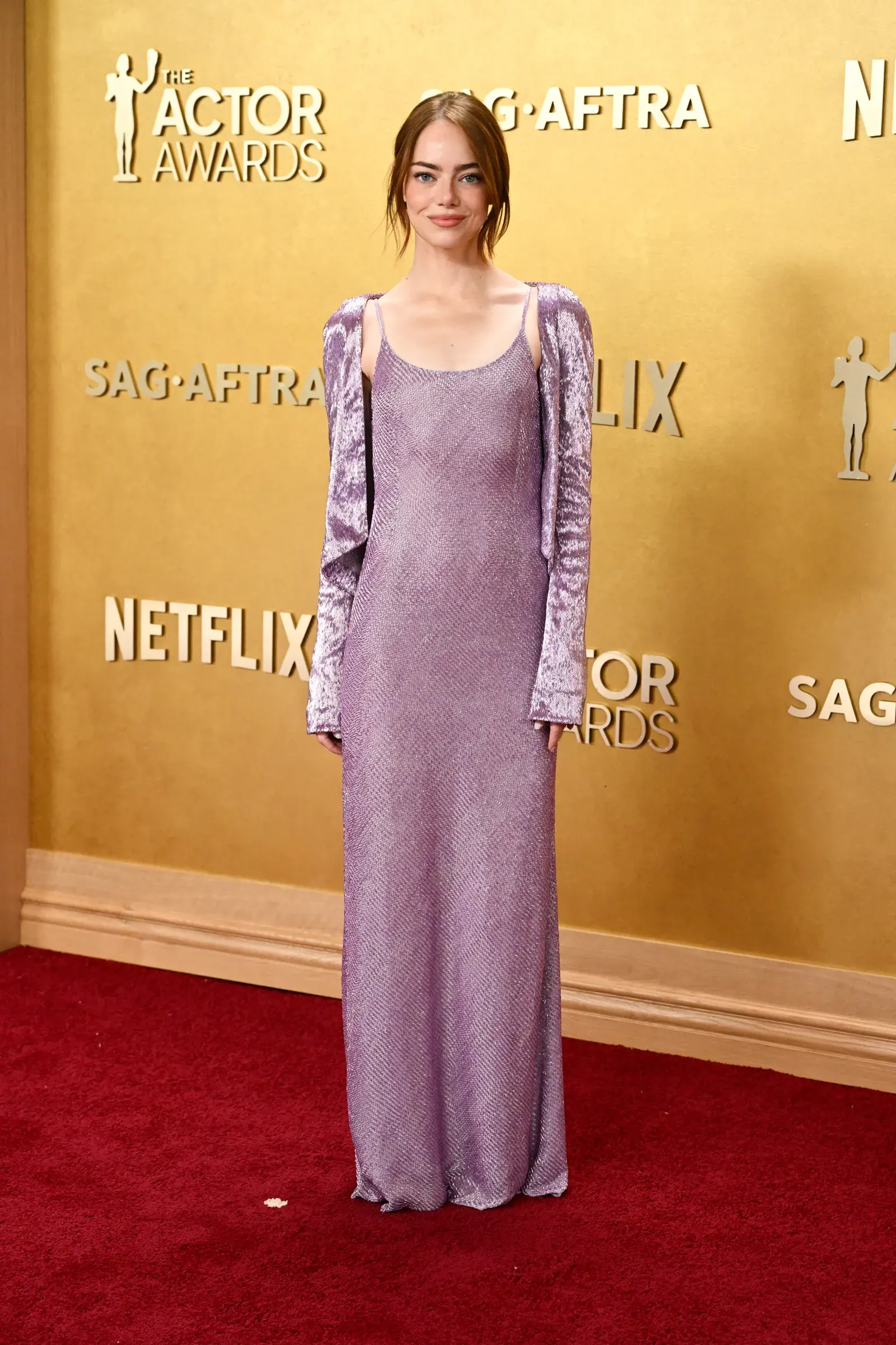 Emma Stone phối slip dress với áo khoác theo hướng thanh lịch, cân bằng