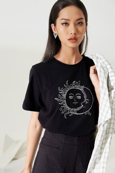 Áo thun kết hợp với quần suông mang đến sự hoạt bát