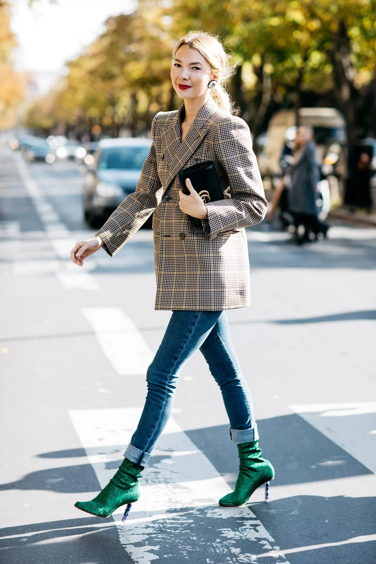 phối đồ công sở với blazer đen và jeans rách