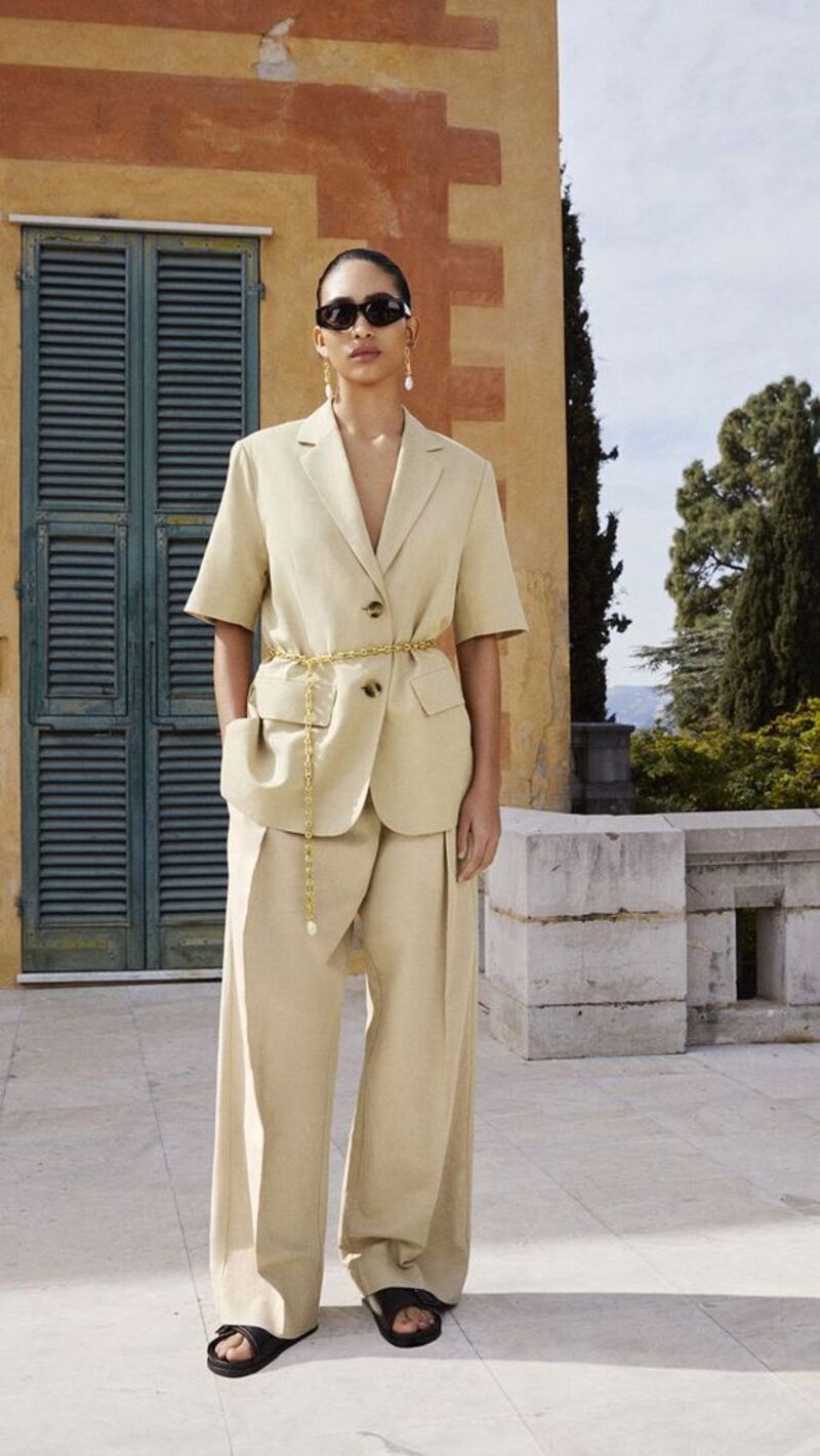 Blazer tay ngắn và phụ kiện vàng