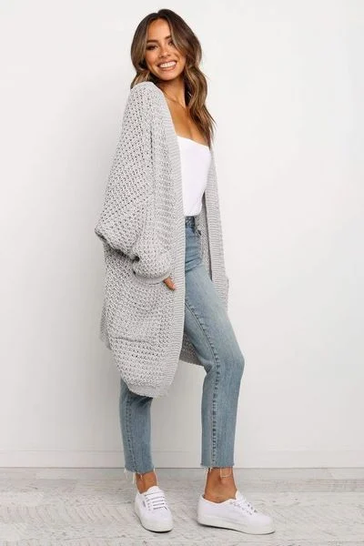Cardigan, quần jean và sneakers trẻ trung