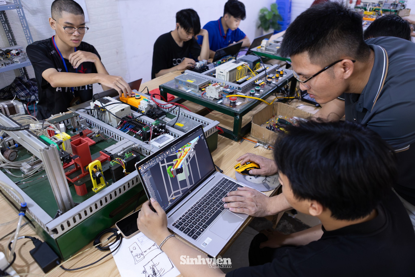 Sinh viên thực hành phòng lab kỹ thuật