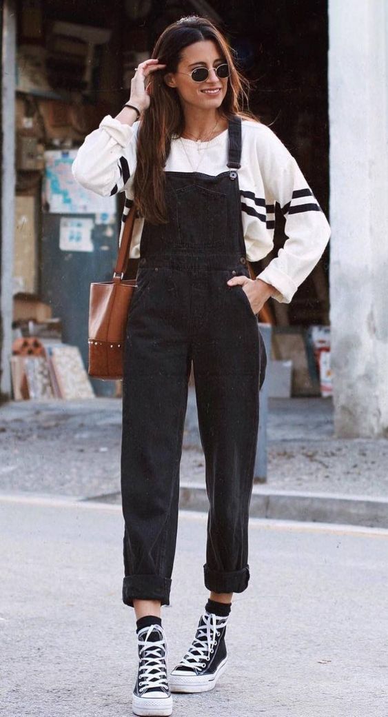 Quần yếm phối áo pull dài tay