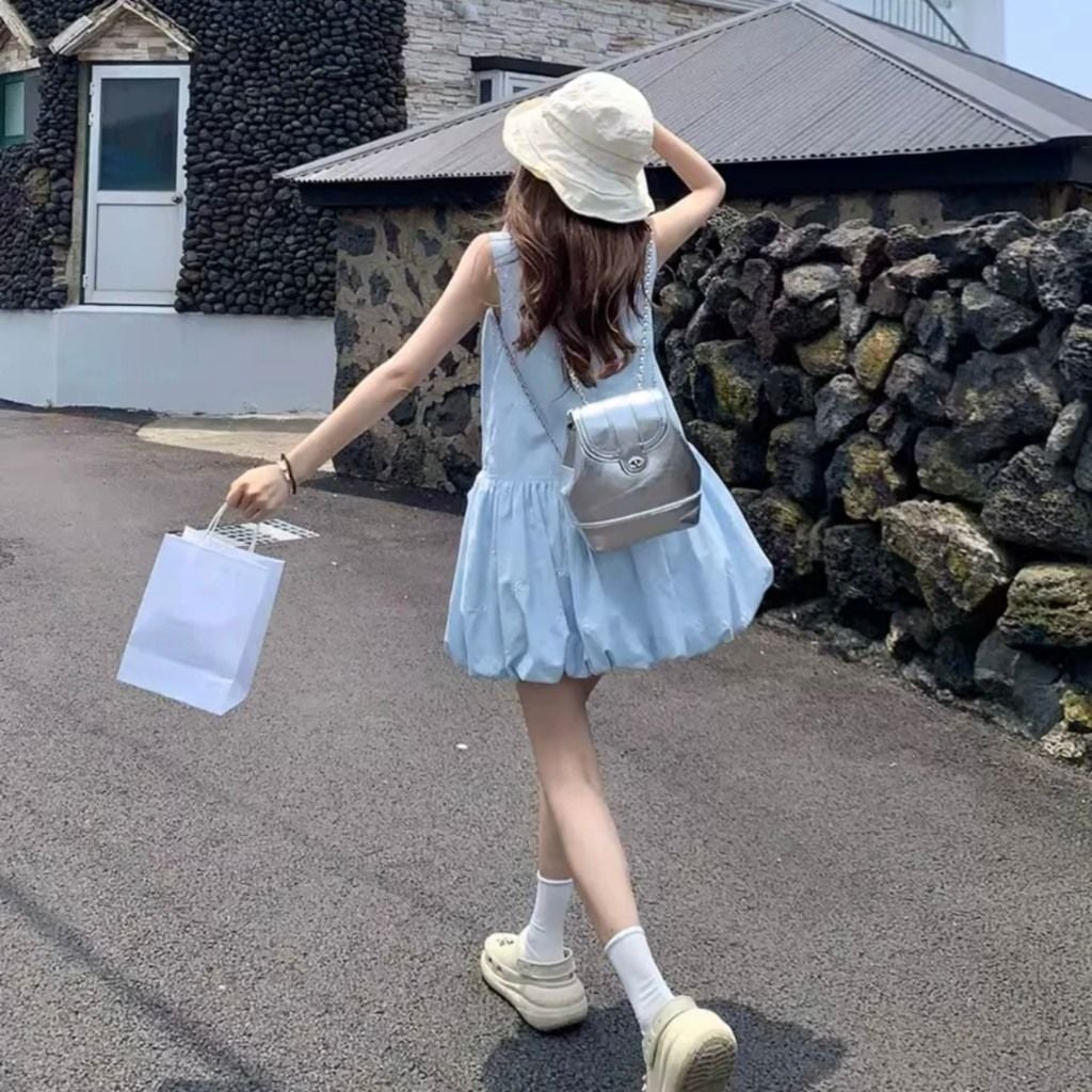 Váy babydoll phối giày thể thao và balo nhỏ tạo cảm giác năng động, dễ di chuyển