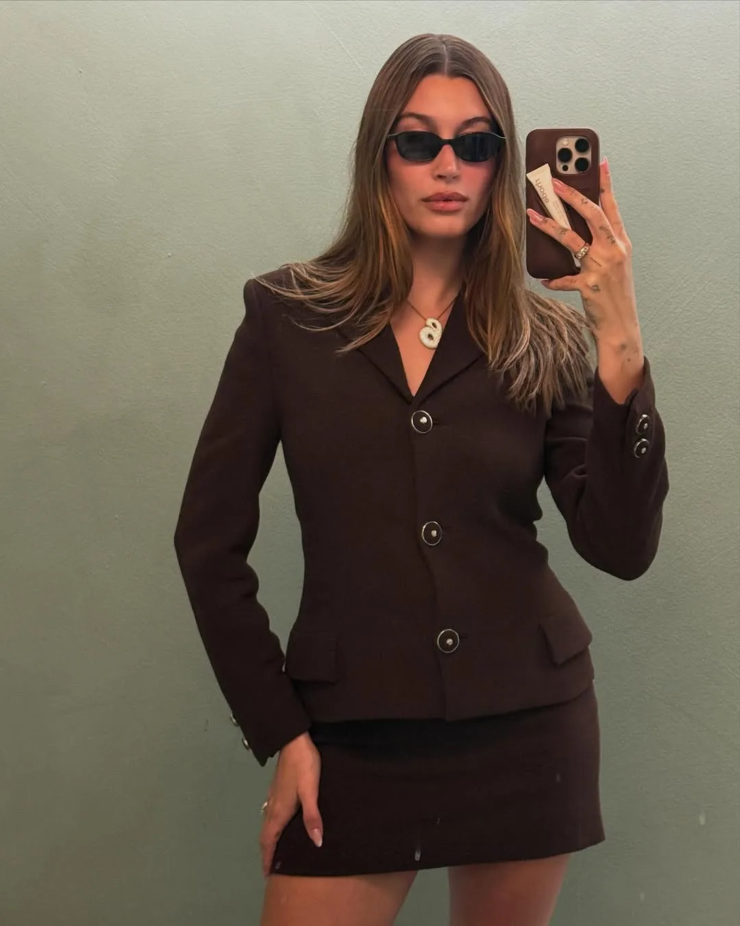 Hailey Bieber lựa chọn vest thời trang công sở