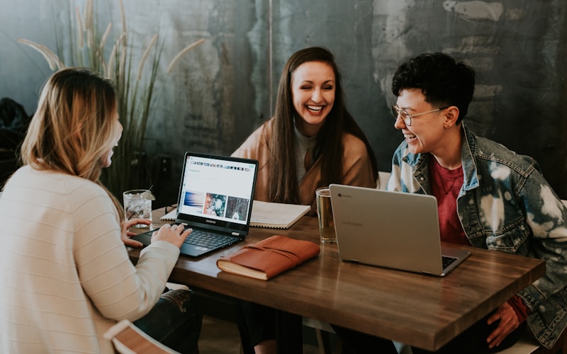 Giảng viên dạy tiếng Anh tại lớp học