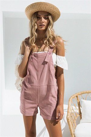 Quần yếm cùng áo ống hiện đại