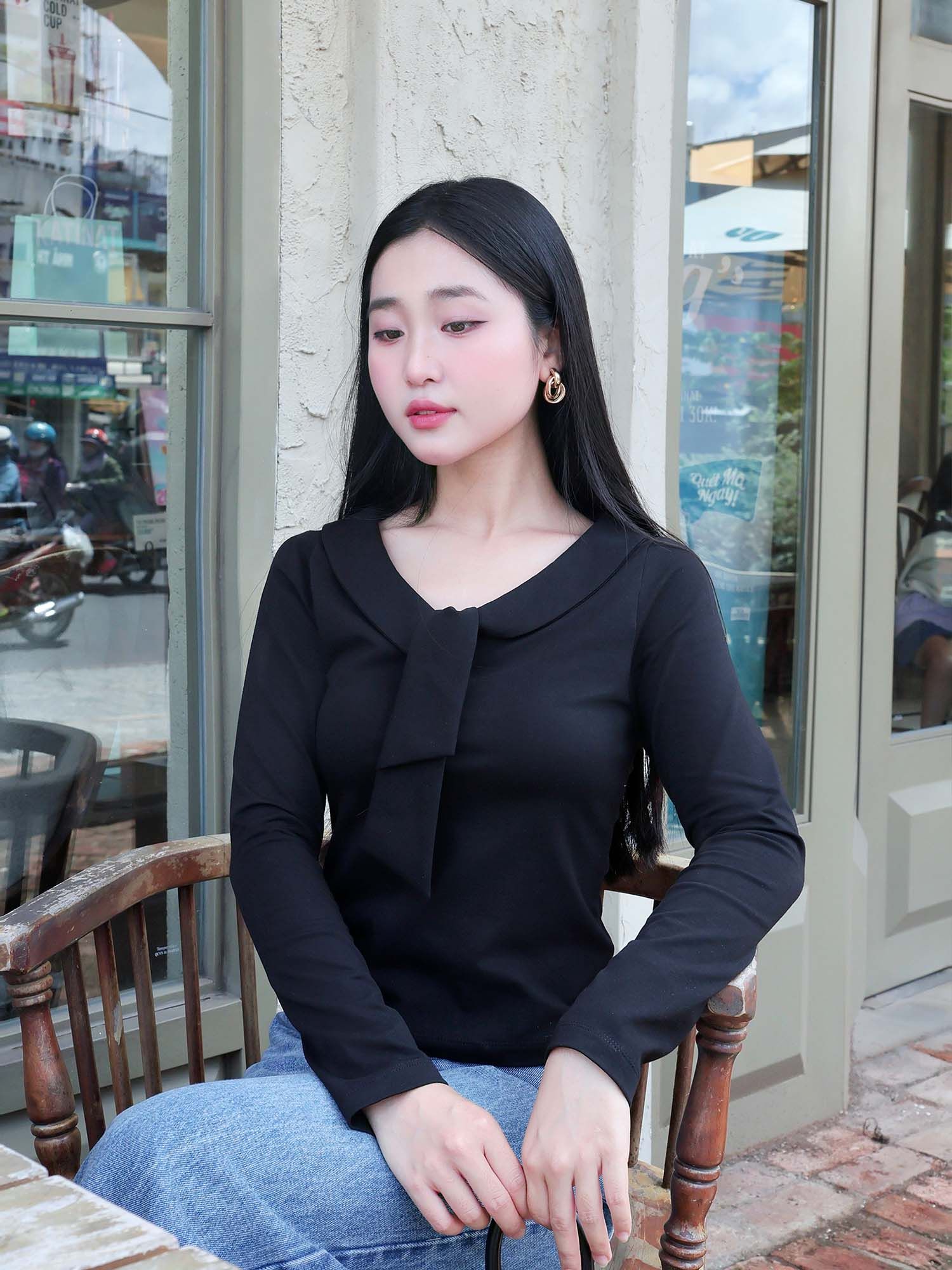 Mẫu áo thun cổ nơ đen thanh lịch từ sợi cotton
