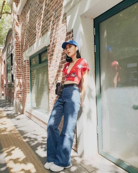 Quần ống rộng denim tạo vẻ cá tính nhưng vẫn giữ sự cân bằng nhờ phom thẳng