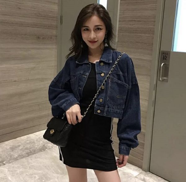 Áo khoác jean kết hợp với váy thun body