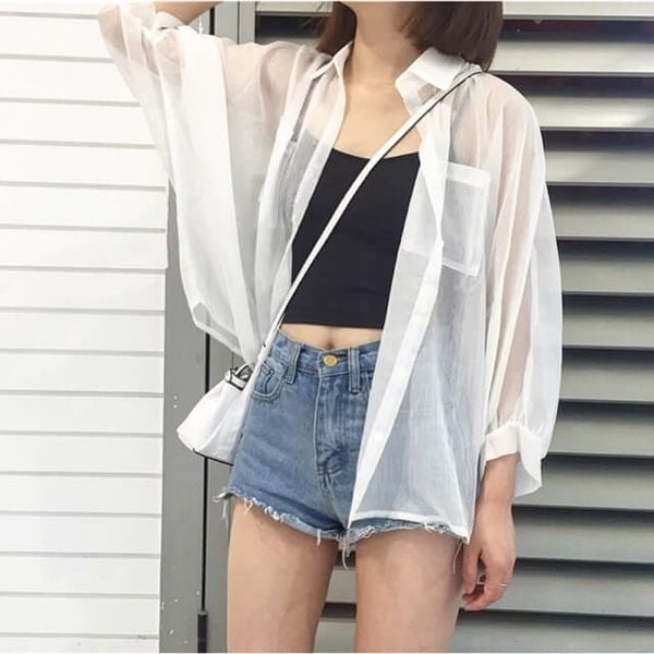 Chất liệu quá mỏng và rủ làm lộ rõ thân hình gầy gò
