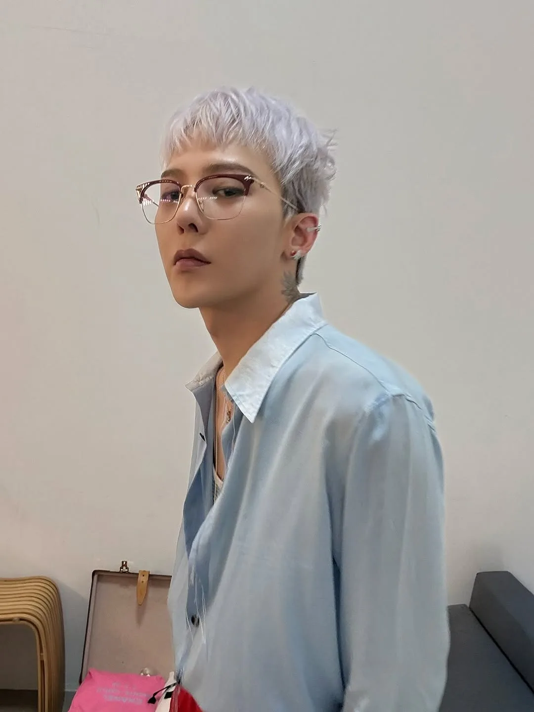 G-Dragon diện phong cách geek-chic