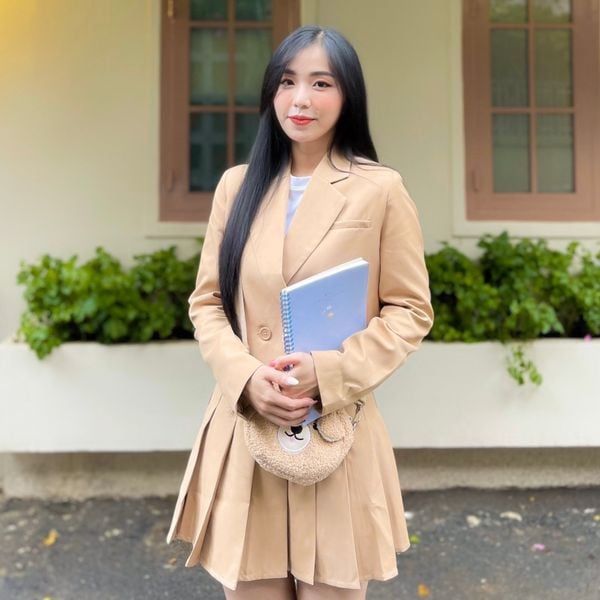 Blazer phối chân váy ngắn giúp người thấp cân đối hơn