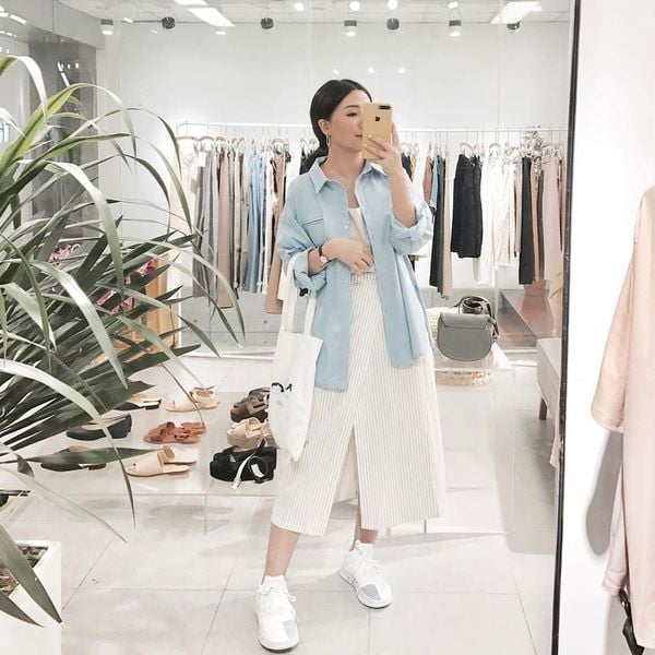 Chân váy xẻ tà trước cùng áo sơ mi