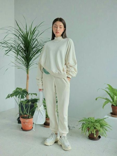 Quần joggers phối áo hoodie và giày thể thao