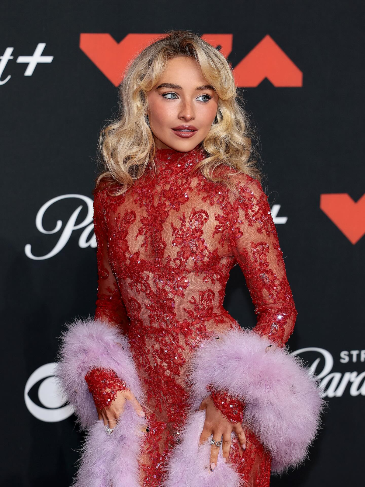 Sabrina Carpenter trên thảm đỏ MTV VMA 2026