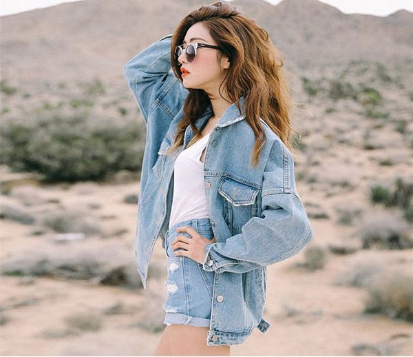 Cách phối áo khoác jean với quần short