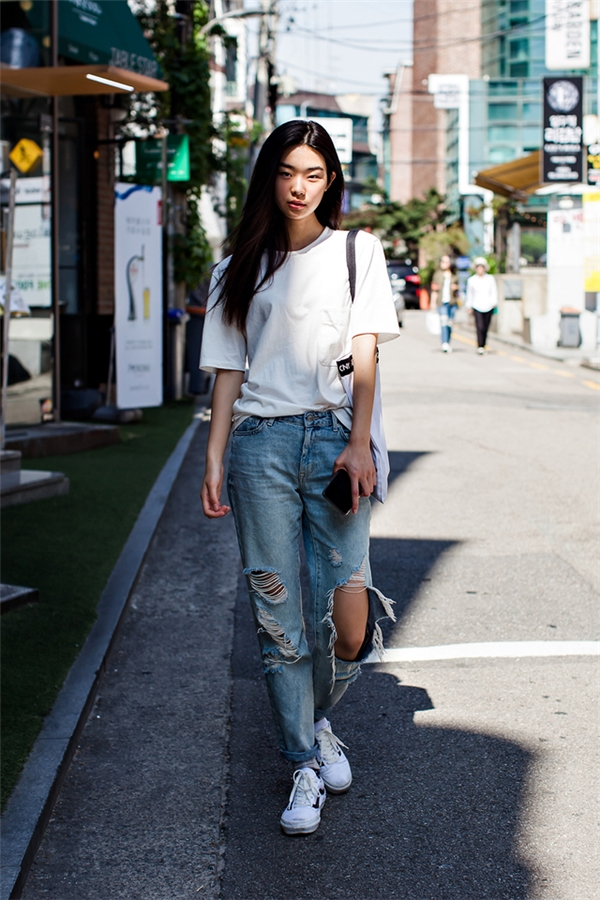 Phối áo thun cùng quần jeans rách cho những buổi học ngoài giờ