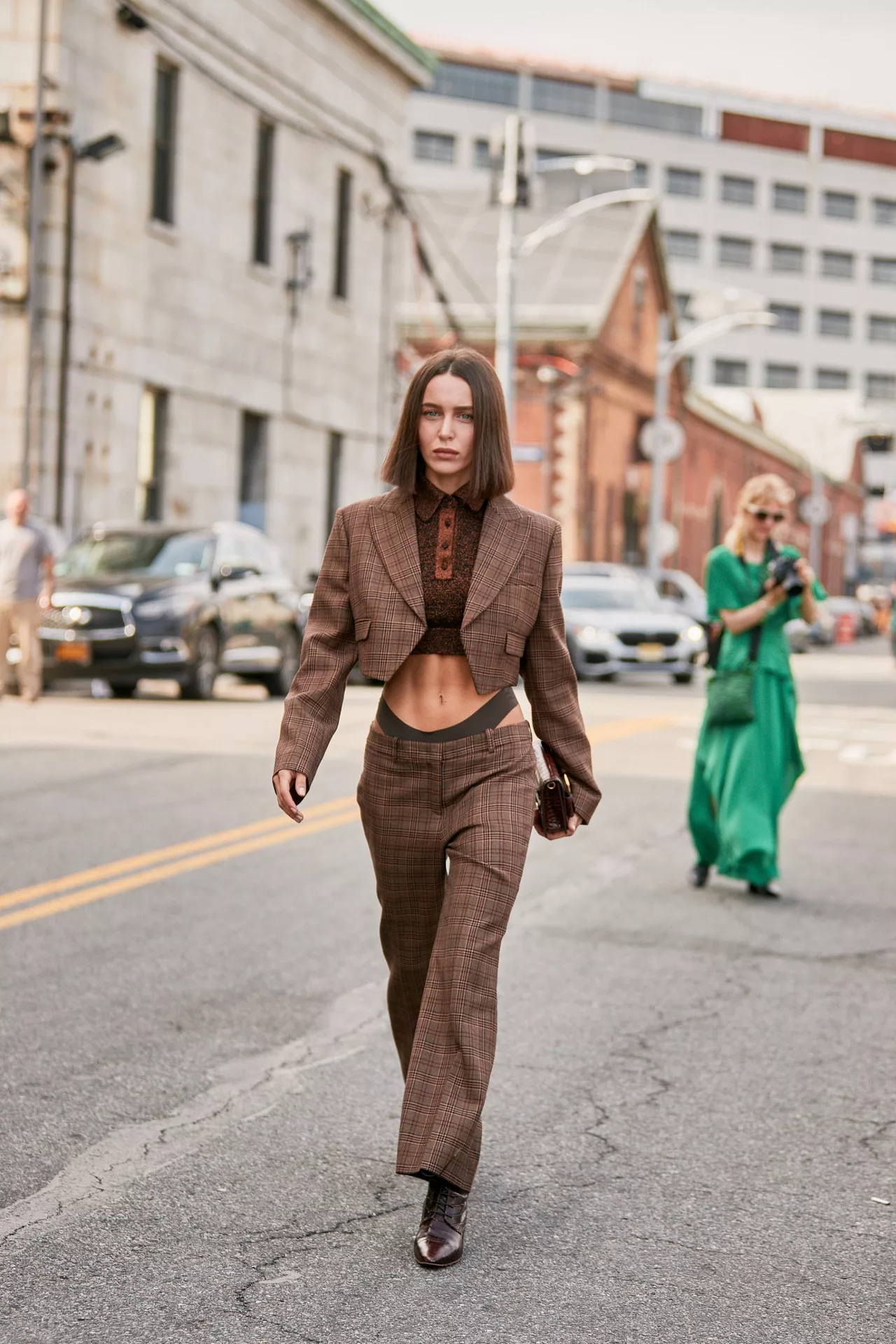 Cropped suit nâu