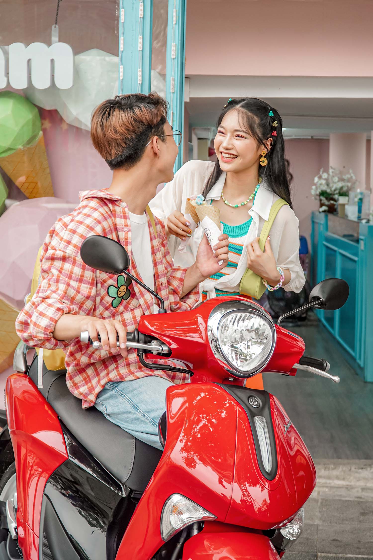 Phối đồ màu sắc với đôi bạn thân khác giới