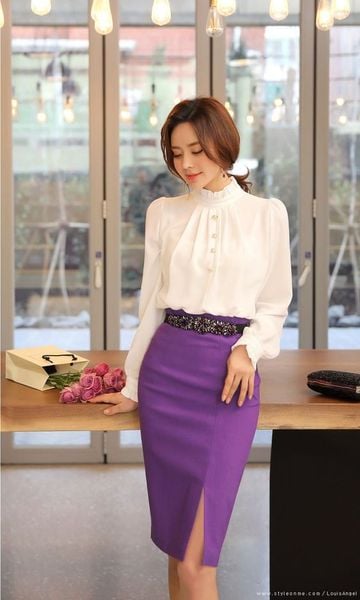 Áo blazer cách điệu phối chân váy bút chì tím
