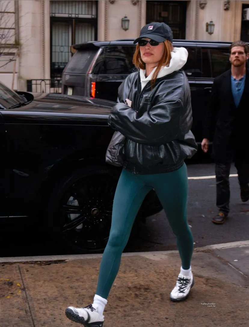 Hailey Bieber diện áo hoodie phối legging