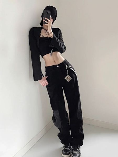 Áo croptop ôm sát kết hợp cùng quần ống rộng tạo nên sự cân bằng hoàn hảo