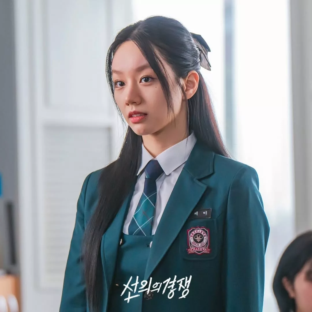 Hyeri Friendly Rivalry trang phục học sinh